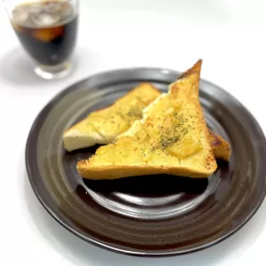 にんにく味噌で甘じょっぱい、『ガーリックみそパン』のサムネイル